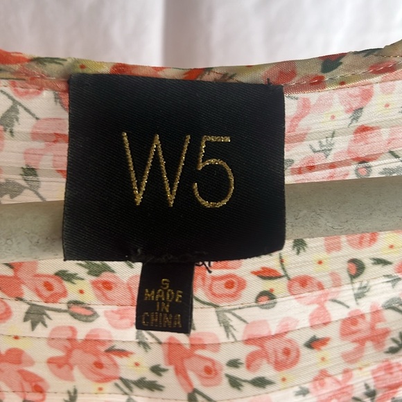 Flower-patterned flowing top. - Picture 2 of 5